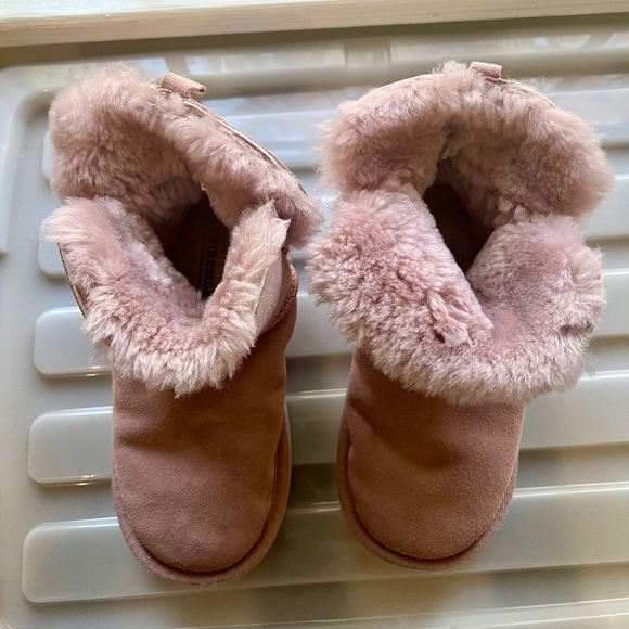 Dearfoams Kids' Fireside Bunbury Genuine Shearling Boot in Dusty Pink - Picture 3 of 6